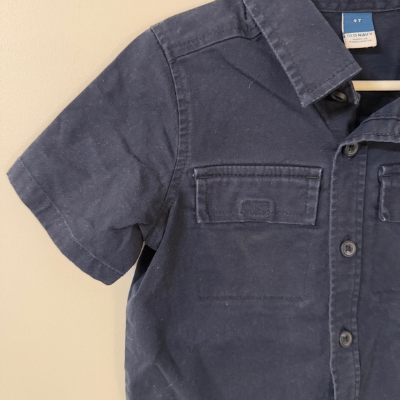 Old Navy short sleeve navy button down shirt. Size 4T - Picture 3 of 5